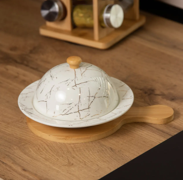 Ceramic Butter Dish with a lid and a wooden base -JD7811-2-H28/ طبق زبدة سيراميكي مع غطاء وقاعدة خشبية