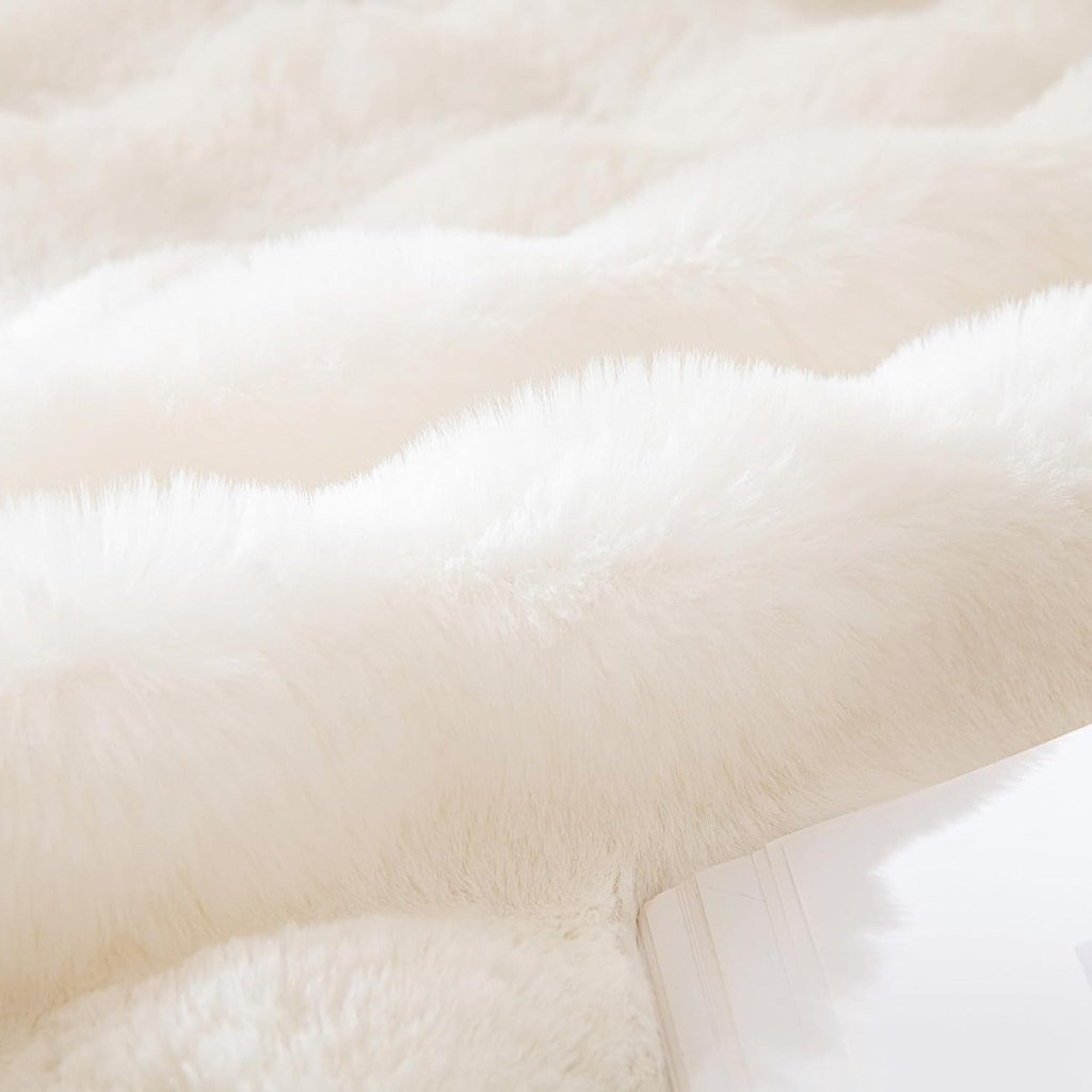 Luxurious Fur Sofa Cover SMALL SIZE 180*130 OFF WHITE COLOR /غطاء أريكة من الفرو الفاخر، مقاس صغير، 180*130، لون أبيض عاجي