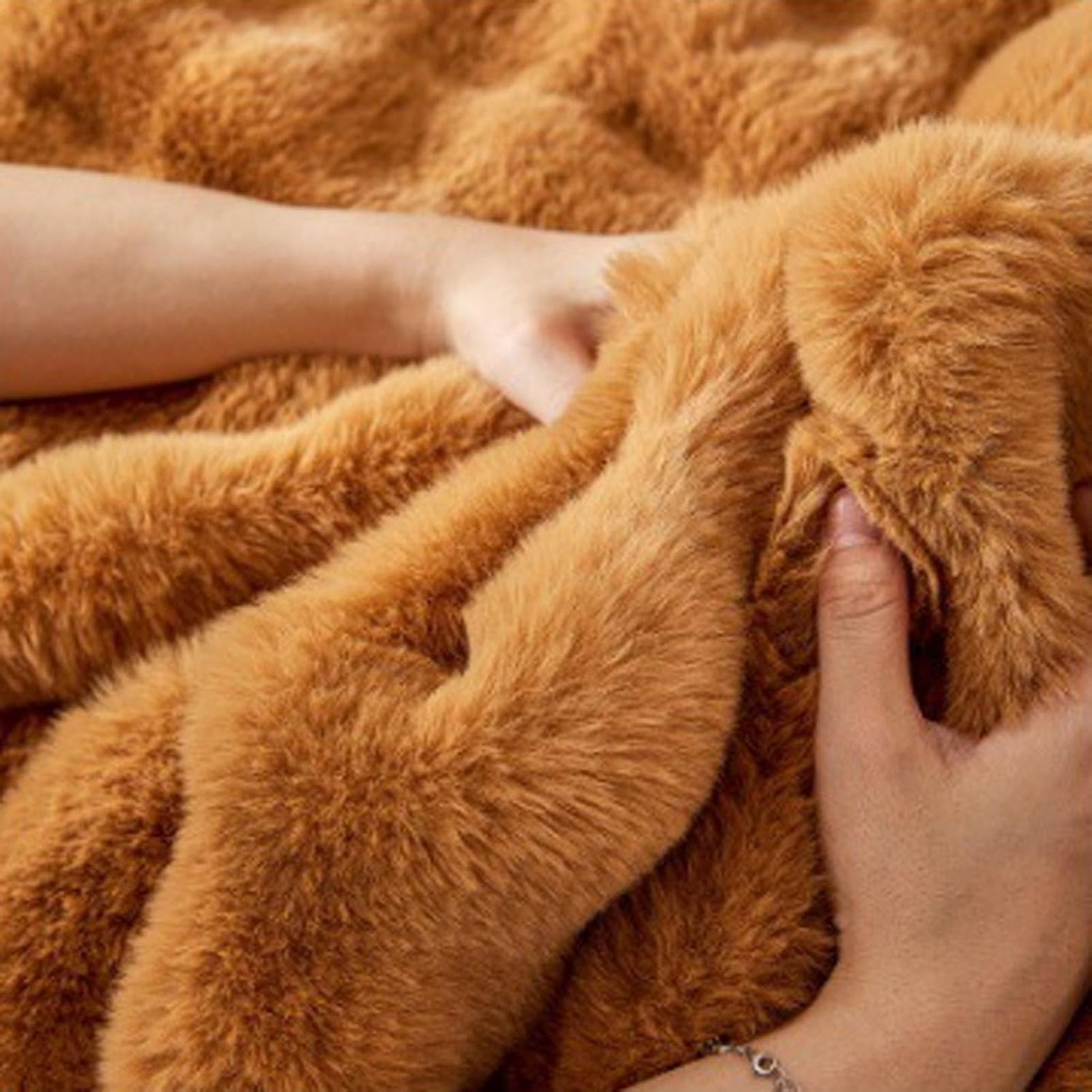 Luxurious Fur Sofa Cover XL SIZE  blue color /غطاء أريكة من الفرو الفاخر مقاس XL باللون الأزرق