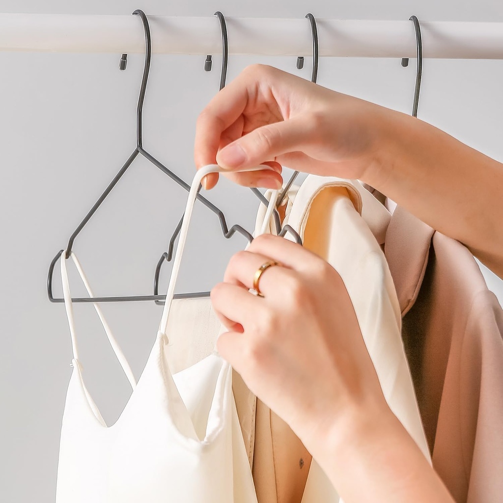 METAL CLOTHES HANGERS SET/مجموعة علاقات ملابس معدنية