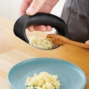 GARLIC PRESS / أداة هرس الثوم