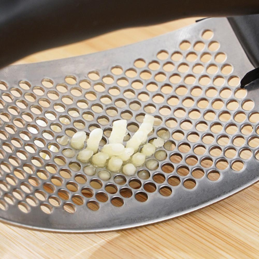 GARLIC PRESS / أداة هرس الثوم