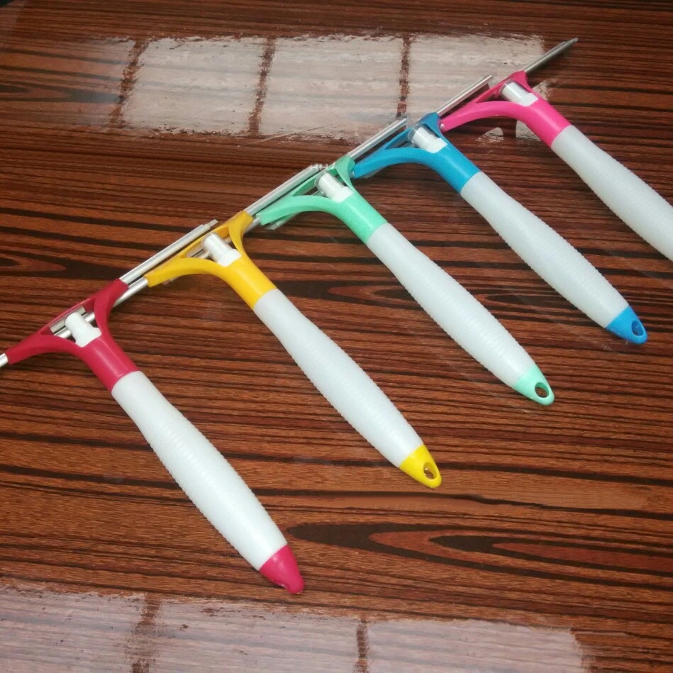 GLASS CLEANING BRUSH/ ممسحة تنظيف الزجاج