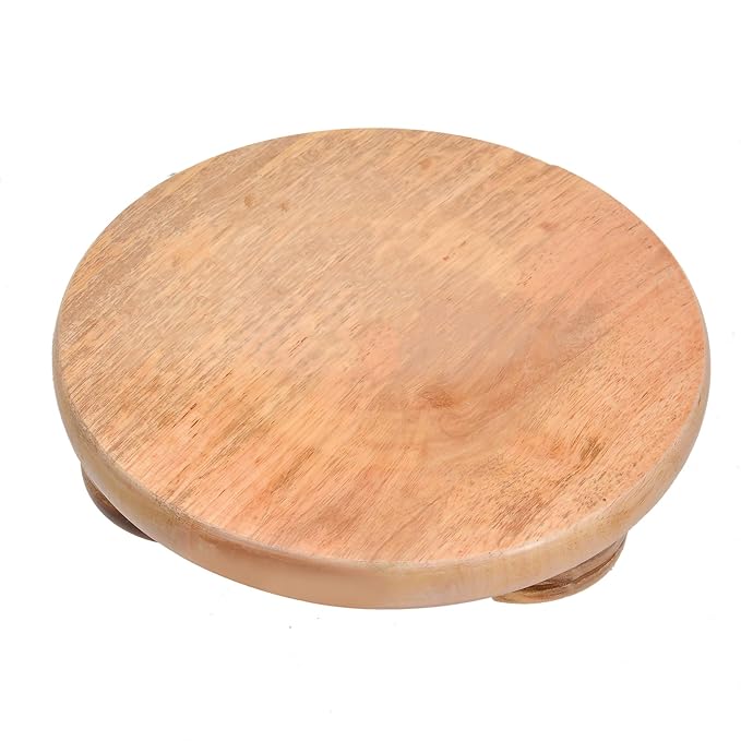 The rolling of wooden dough with a roll/فرادة العجين الخشبية مع رولة