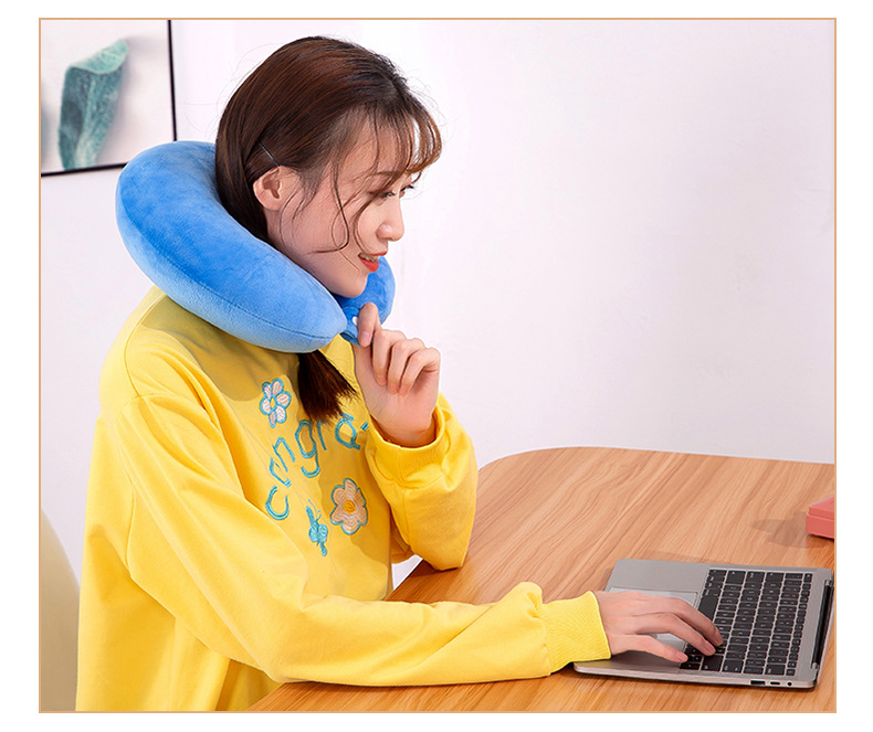 U-SHAPED NECK PILLOW/ وسادة الرقبة