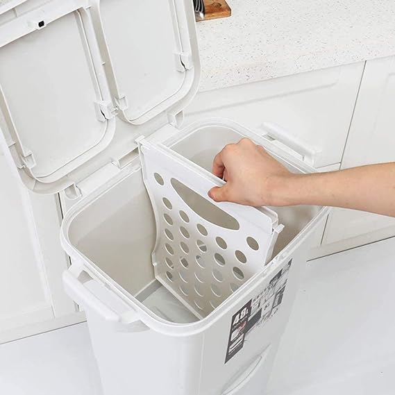 Wheeled trash can/سلة المهملات بالعجلات