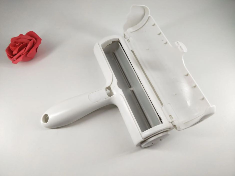 lint brush for removing animal hair/فرشاة الوبر لإزالة شعر الحيوانات